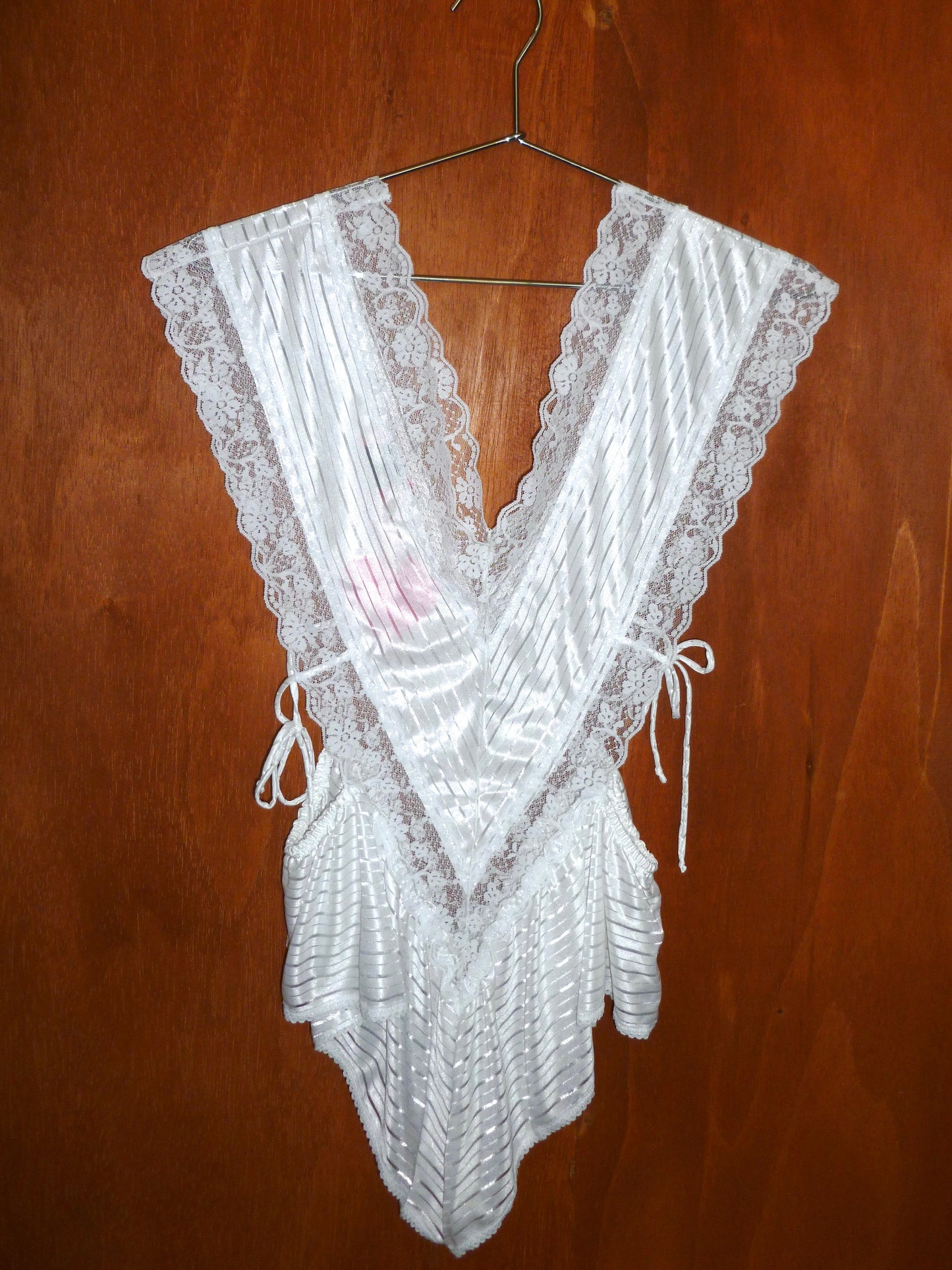 Heirloom Lace V-Neck Bodysuit (M)